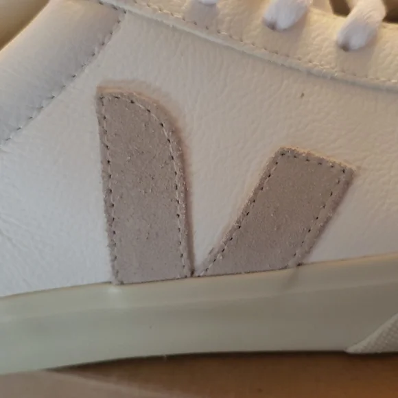 Veja Sneakers - Picture 7 of 7